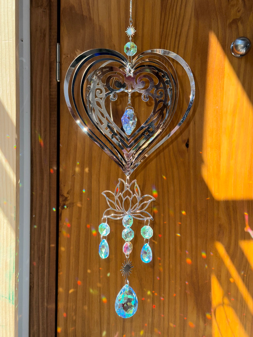 Attrape-soleil grand cœur argenté en relief et fleur de lotus – Suncatcher fait main décoration bien-être