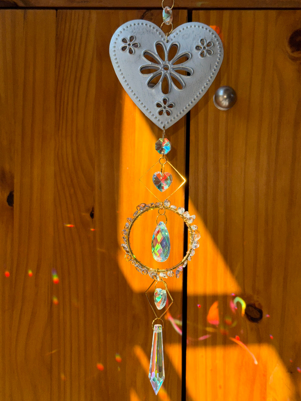 Attrape-soleil cœur blanc fleuri et cristal de roche – Suncatcher fait main