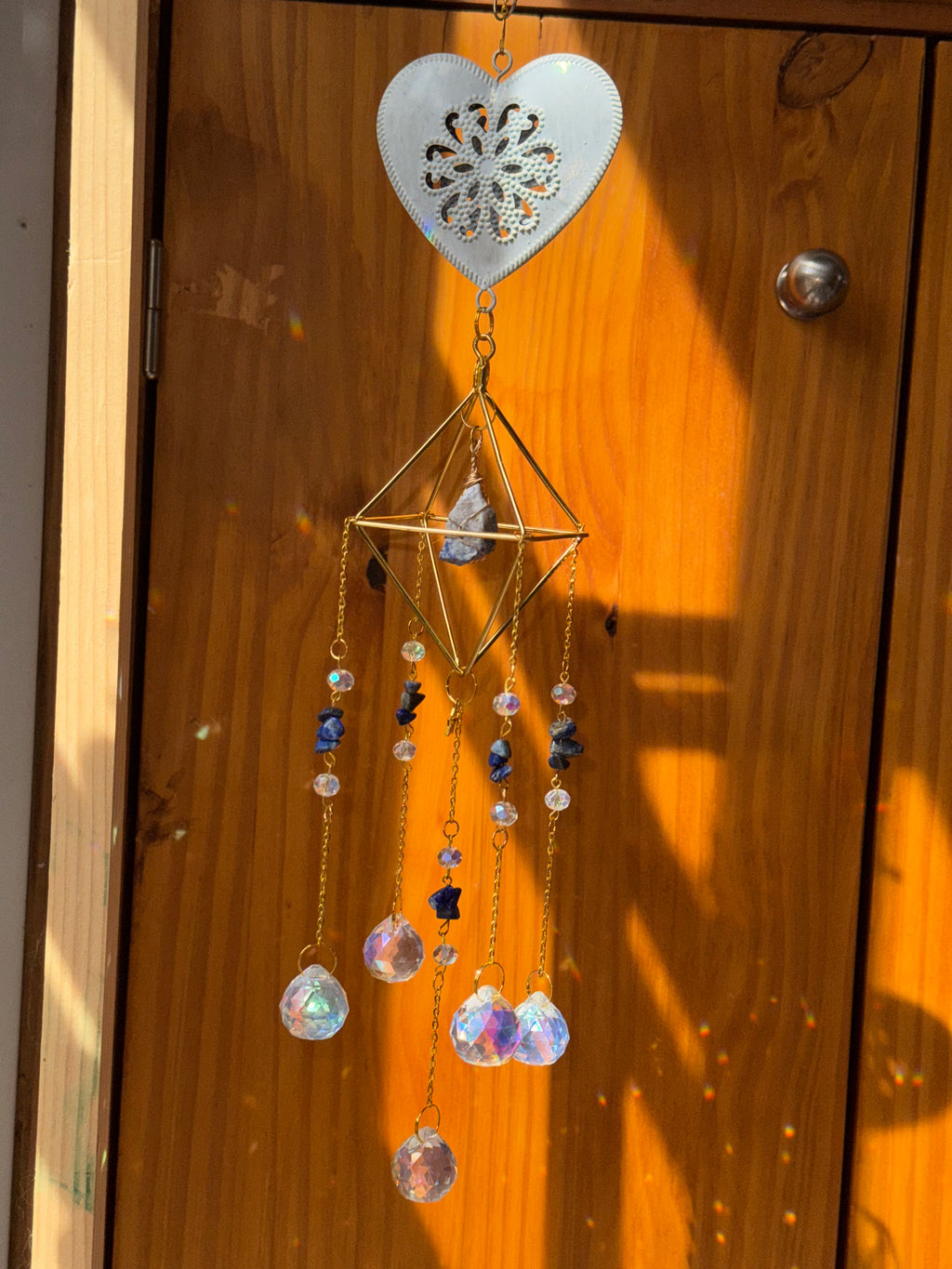 Attrape-soleil cage dorée, cœur blanc et pierres de lapis lazuli – Suncatcher fait main décoration bien-être