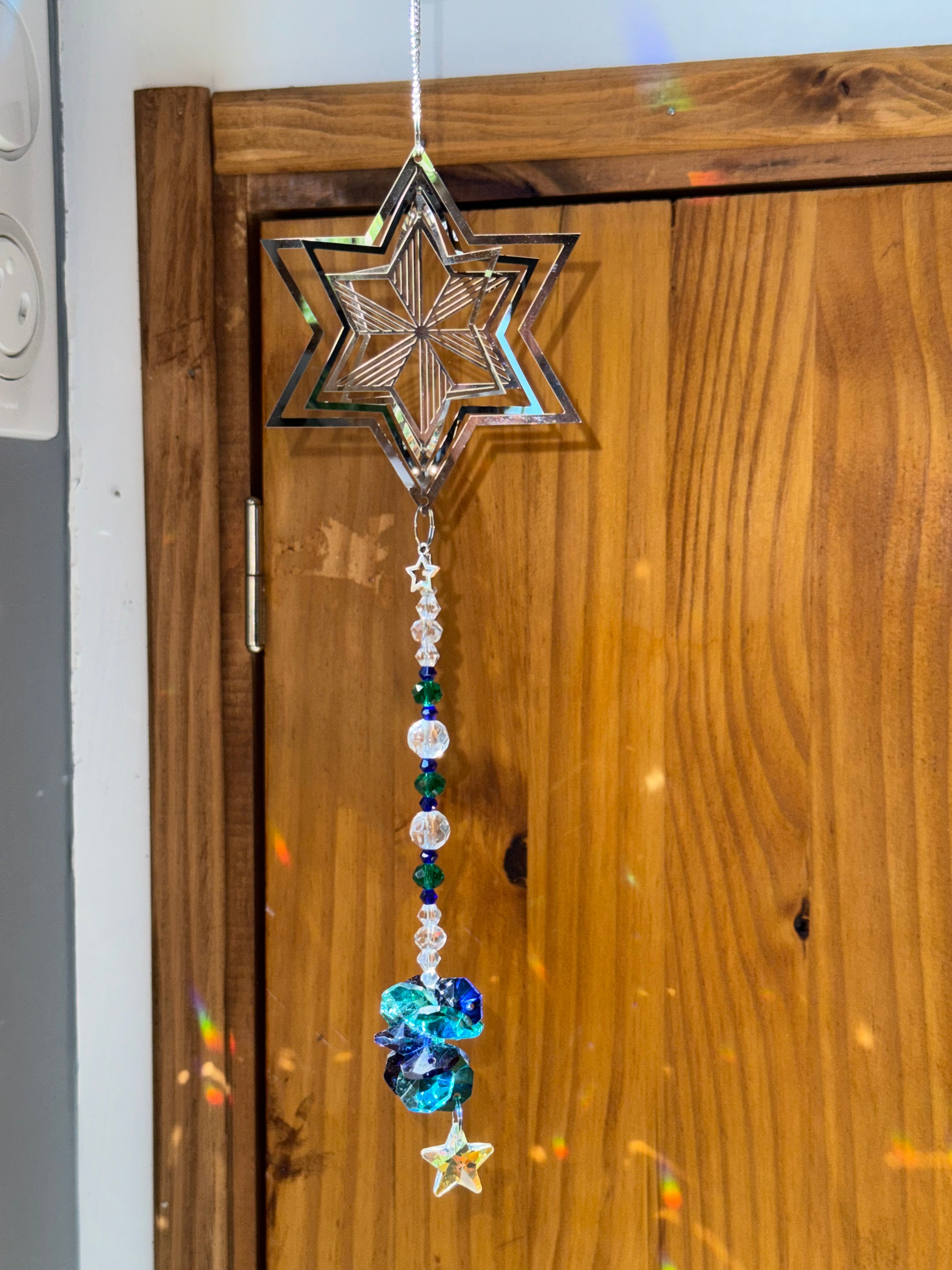 Attrape-soleil étoile argentée et pierres bleues et vertes – Suncatcher fait main décoration lumineuse