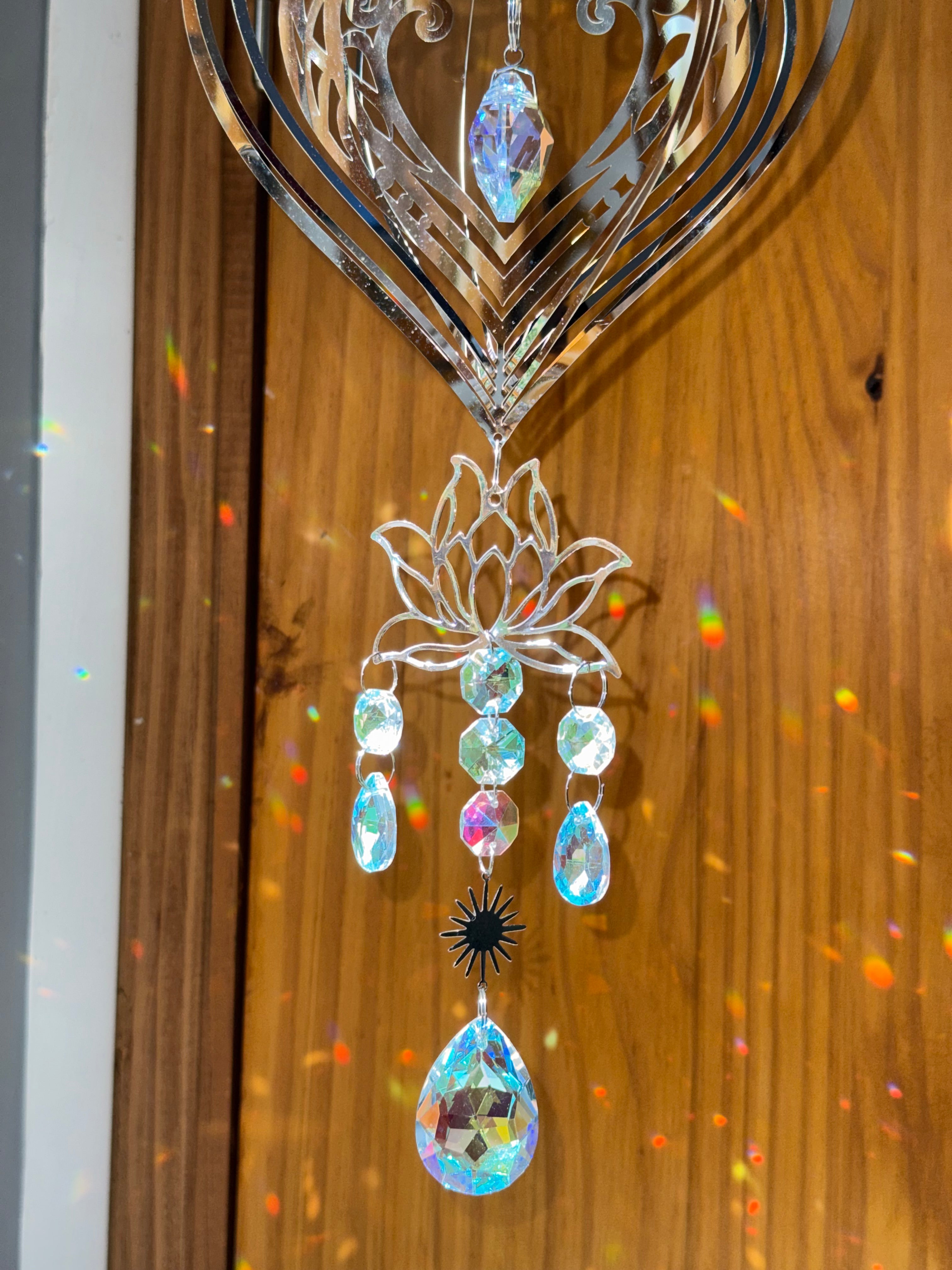 Attrape-soleil grand cœur argenté en relief et fleur de lotus – Suncatcher fait main décoration bien-être