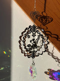 Attrape-soleil fée dans le jardin et fleur de lotus en cœur – La magie qui s’épanouit – Suncatcher féerique fait main