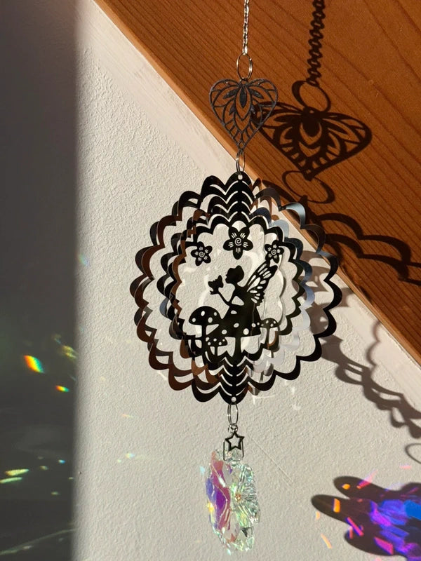Attrape-soleil fée dans le jardin et fleur de lotus en cœur – La magie qui s’épanouit – Suncatcher féerique fait main
