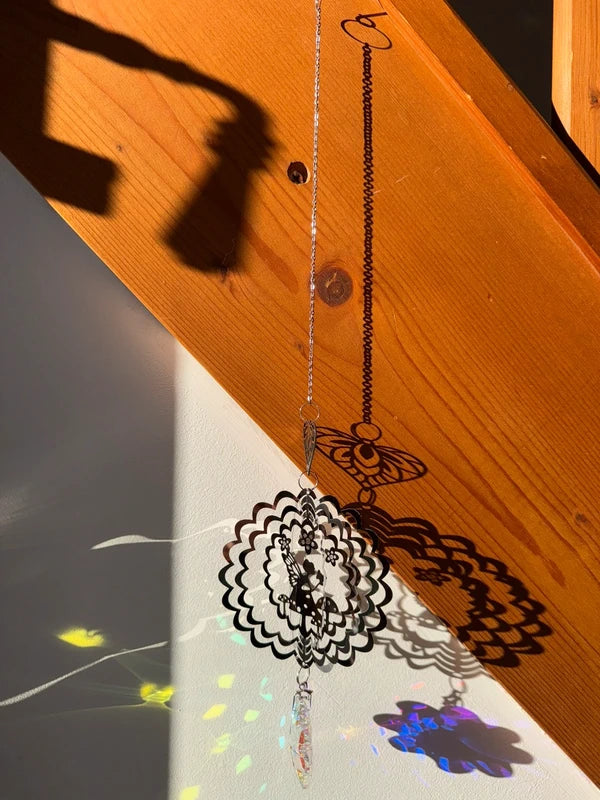 Attrape-soleil fée dans le jardin et fleur de lotus en cœur – La magie qui s’épanouit – Suncatcher féerique fait main