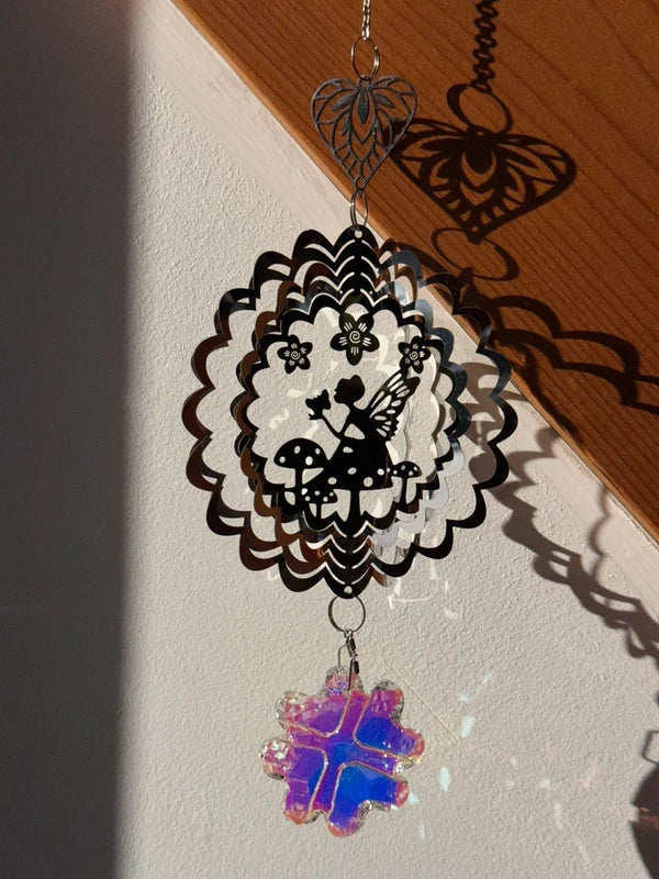 Attrape-soleil fée dans le jardin et fleur de lotus en cœur – La magie qui s’épanouit – Suncatcher féerique fait main