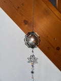 Attrape-soleil arbre de vie et fleur de lotus – L’élégance dans la simplicité – Suncatcher spirituel fait main