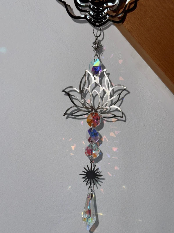 Attrape-soleil arbre de vie et fleur de lotus – L’élégance dans la simplicité – Suncatcher spirituel fait main