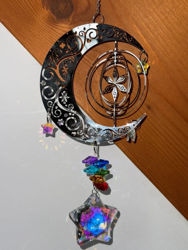 Attrape-soleil grande lune, chakras et grand prisme étoile – Féminité sacrée, équilibre et lumière colorée – Suncatcher spirituel fait main