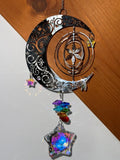 Attrape-soleil grande lune, chakras et grand prisme étoile – Féminité sacrée, équilibre et lumière colorée – Suncatcher spirituel fait main
