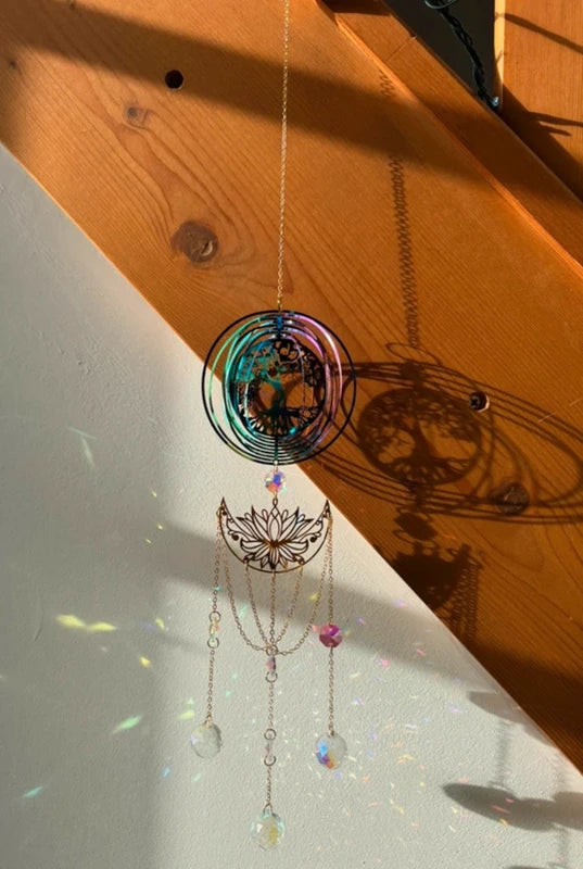 Attrape-soleil arbre de vie coloré et fleur de lotus dorée en cascade – Ancrage, éveil et pluie de lumière – Suncatcher fait main