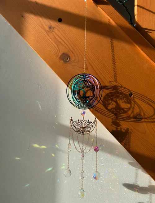 Attrape-soleil arbre de vie coloré et fleur de lotus dorée en cascade – Ancrage, éveil et pluie de lumière – Suncatcher fait main