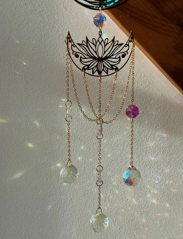 Attrape-soleil arbre de vie coloré et fleur de lotus dorée en cascade – Ancrage, éveil et pluie de lumière – Suncatcher fait main