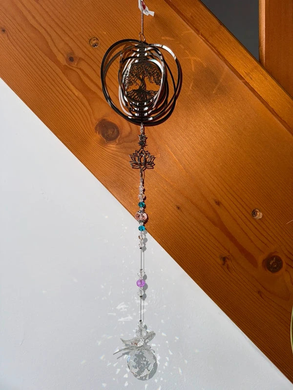 Attrape-soleil arbre de vie, fleur de lotus et papillon posé sur le prisme – Ancrage, éveil et envol – Suncatcher fait main