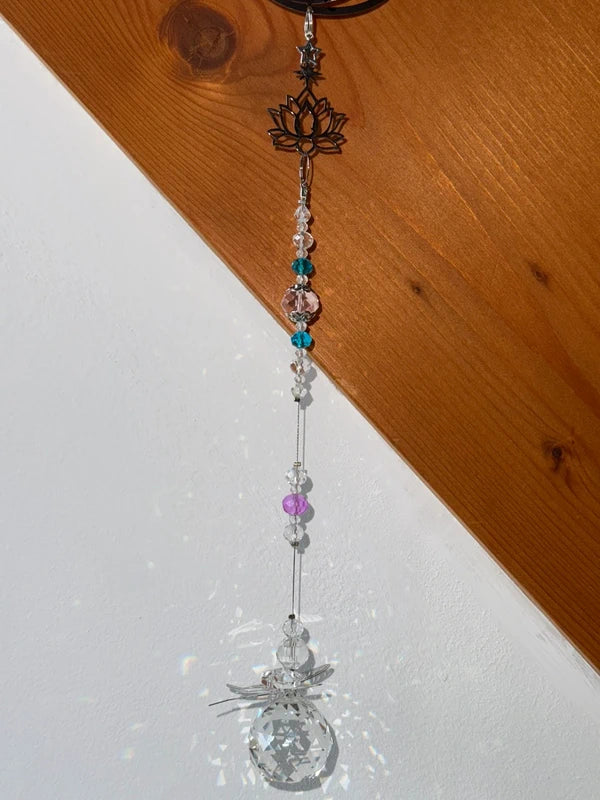 Attrape-soleil arbre de vie, fleur de lotus et papillon posé sur le prisme – Ancrage, éveil et envol – Suncatcher fait main
