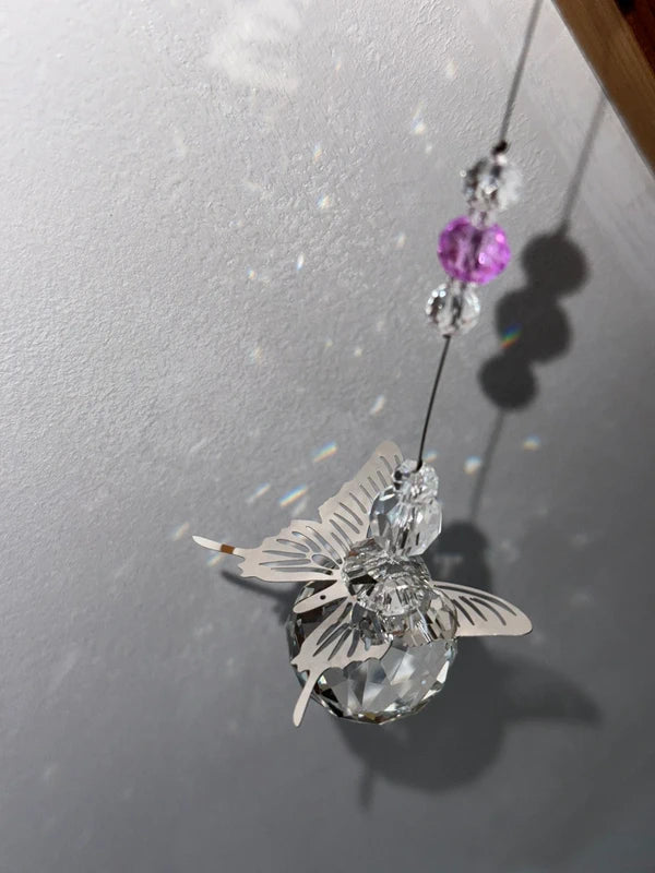 Attrape-soleil arbre de vie, fleur de lotus et papillon posé sur le prisme – Ancrage, éveil et envol – Suncatcher fait main