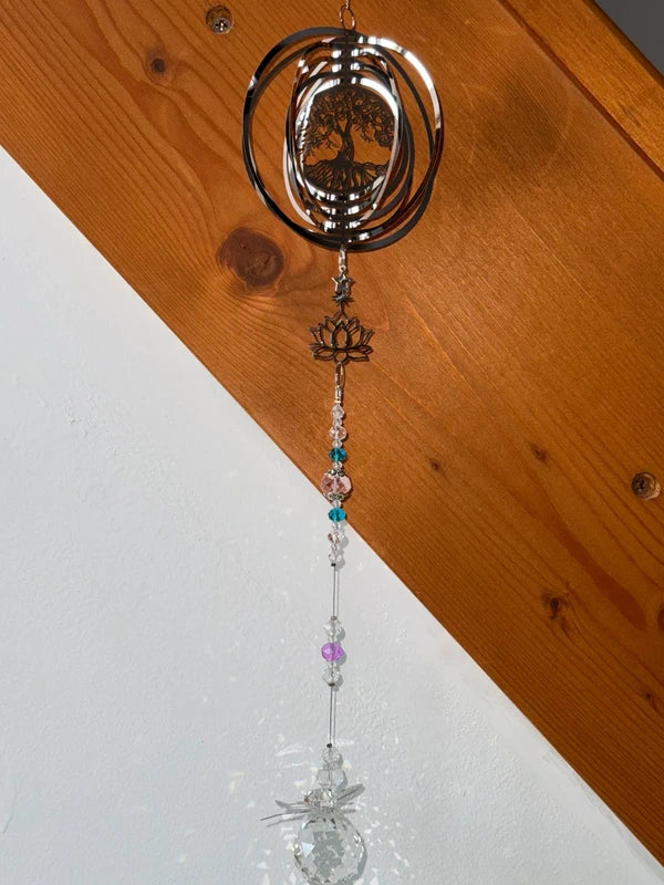 Attrape-soleil arbre de vie, fleur de lotus et papillon posé sur le prisme – Ancrage, éveil et envol – Suncatcher fait main