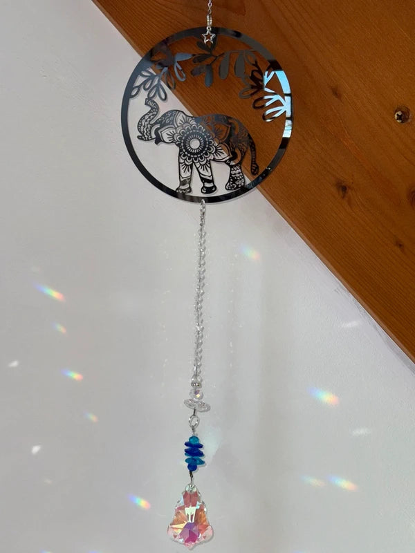 Attrape-soleil éléphant et prismes multicolores – Force, chance et lumière – Suncatcher fait main