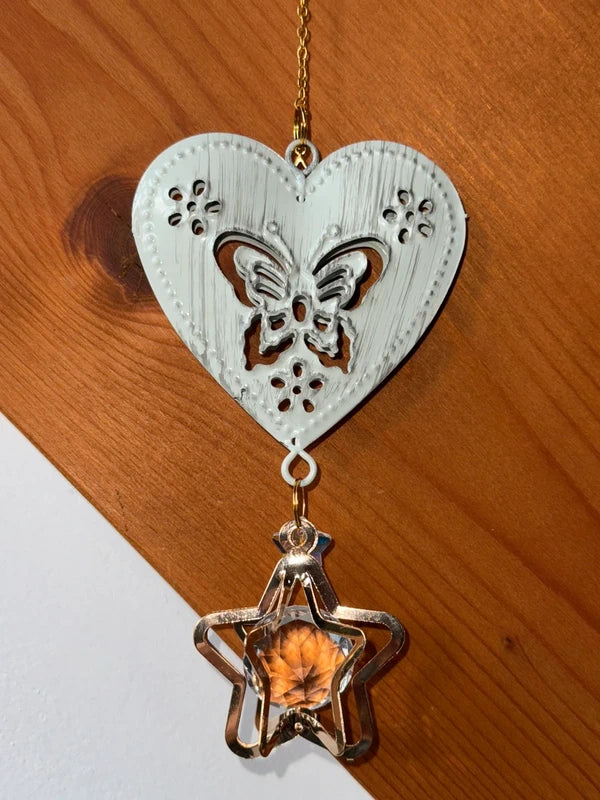 Attrape-soleil cœur blanc papillon et étoile dorée – Légèreté, liberté et lumière irisée – Suncatcher fait main