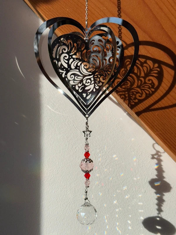 Attrape-soleil cœur aux prismes rouges et roses – L’amour en toutes ses nuances – Suncatcher fait main