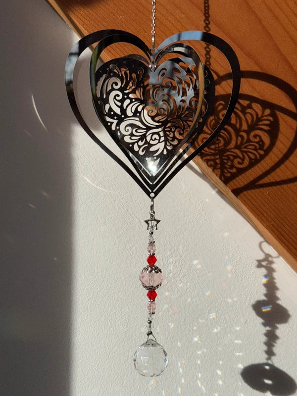 Attrape-soleil cœur aux prismes rouges et roses – L’amour en toutes ses nuances – Suncatcher fait main