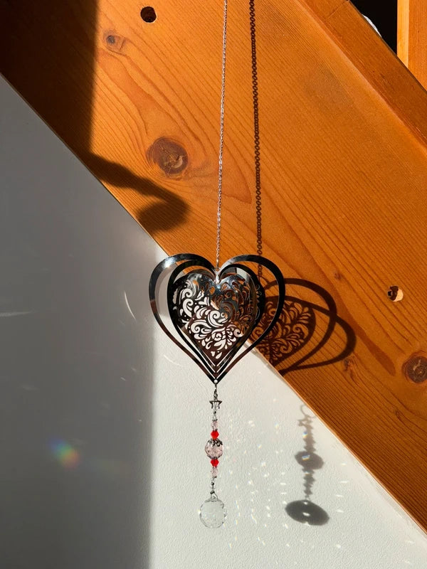 Attrape-soleil cœur aux prismes rouges et roses – L’amour en toutes ses nuances – Suncatcher fait main