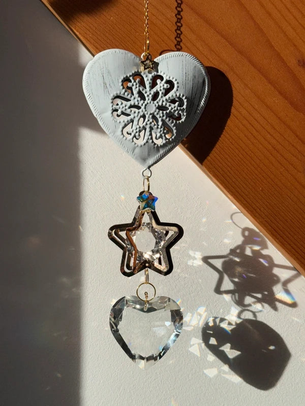 Attrape-soleil cœur blanc fleur, étoile dorée et prisme cœur – Quand l’amour se transforme en lumière – Suncatcher fait main