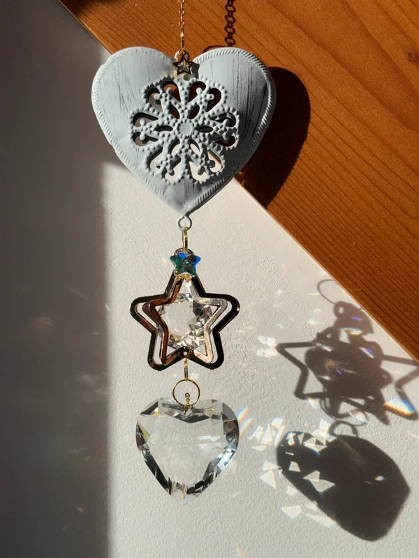 Attrape-soleil cœur blanc fleur, étoile dorée et prisme cœur – Quand l’amour se transforme en lumière – Suncatcher fait main