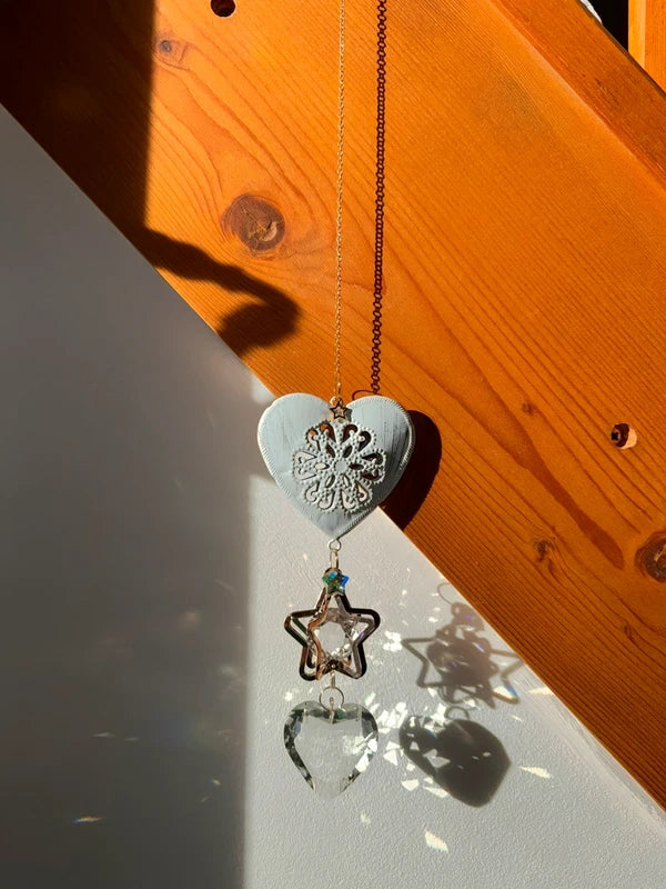 Attrape-soleil cœur blanc fleur, étoile dorée et prisme cœur – Quand l’amour se transforme en lumière – Suncatcher fait main