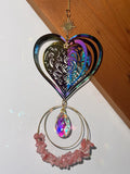 Attrape-soleil cœur et cercles dorés aux pierres corail – Chaleur et éclat – Suncatcher fait main