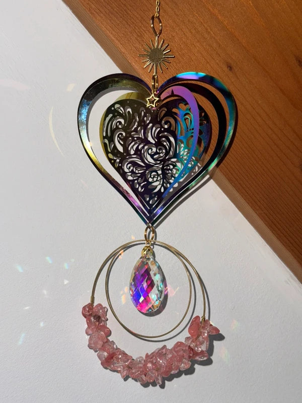 Attrape-soleil cœur et cercles dorés aux pierres corail – Chaleur et éclat – Suncatcher fait main
