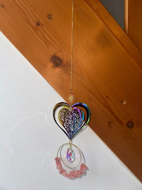 Attrape-soleil cœur et cercles dorés aux pierres corail – Chaleur et éclat – Suncatcher fait main