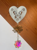 Attrape-soleil cœur blanc papillon et fleur de lotus – Légèreté, éveil et lumière irisée – Suncatcher fait main