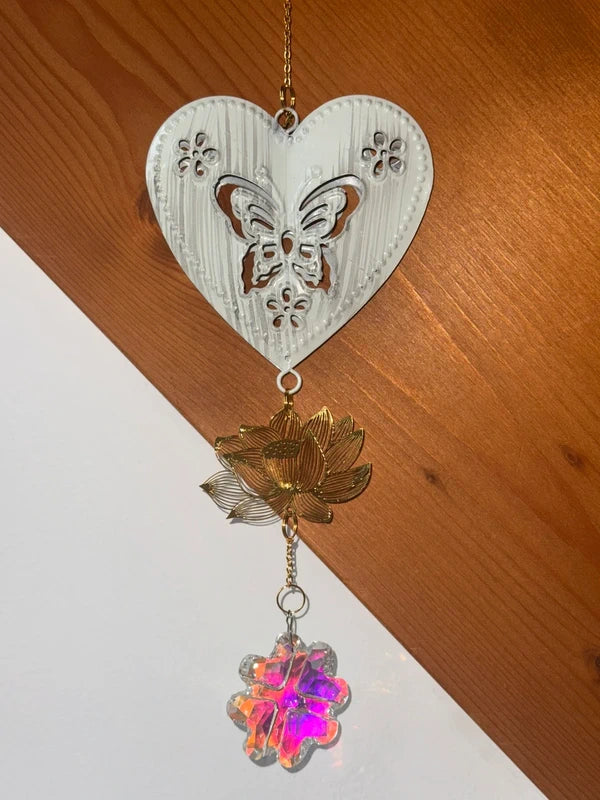 Attrape-soleil cœur blanc papillon et fleur de lotus – Légèreté, éveil et lumière irisée – Suncatcher fait main