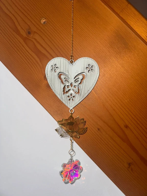 Attrape-soleil cœur blanc papillon et fleur de lotus – Légèreté, éveil et lumière irisée – Suncatcher fait main