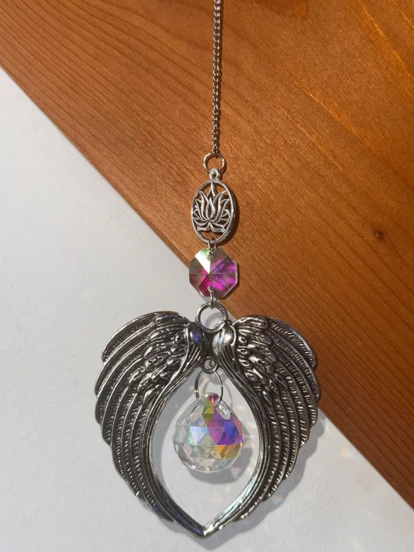 Attrape-soleil cœur ailes d’ange – Protection, pureté et lumière irisée – Suncatcher fait main