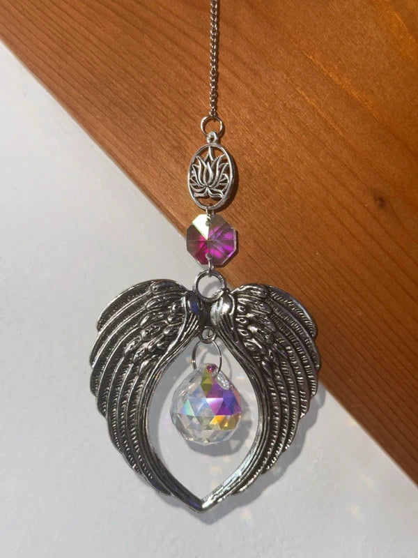 Attrape-soleil cœur ailes d’ange – Protection, pureté et lumière irisée – Suncatcher fait main