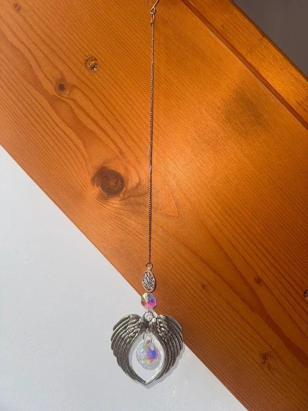 Attrape-soleil cœur ailes d’ange – Protection, pureté et lumière irisée – Suncatcher fait main