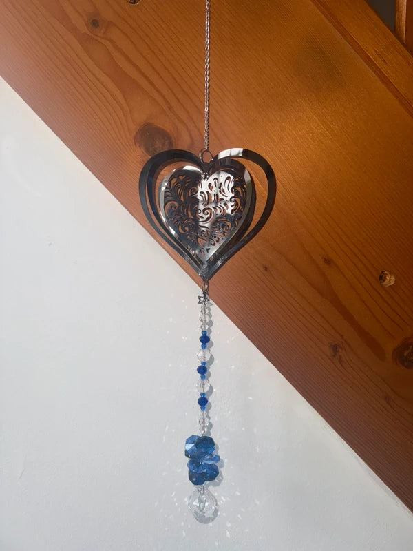 Attrape-soleil cœur prismes bleus et reflets irisés – Lumière apaisante et décoration zen