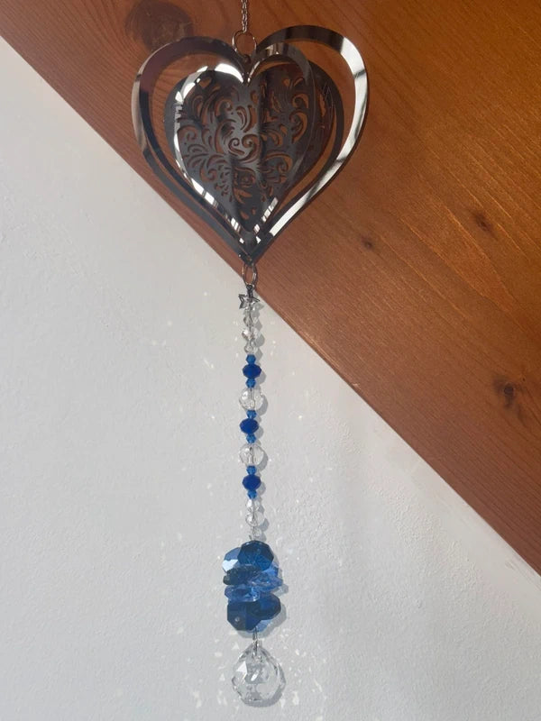 Attrape-soleil cœur prismes bleus et reflets irisés – Lumière apaisante et décoration zen