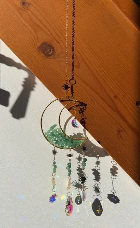 Attrape-soleil lune dorée et aventurine – Énergie positive et lumière harmonieuse. Suncatcher fait main