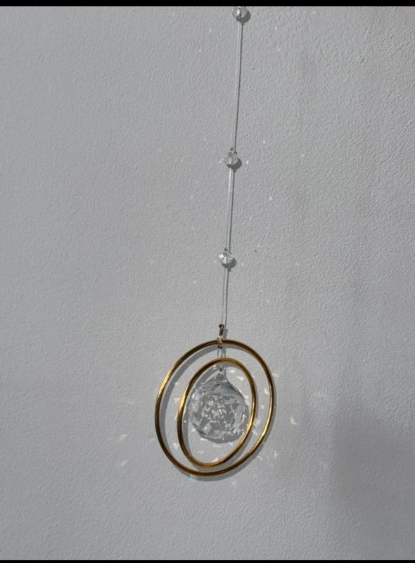 Attrape-soleil chat sur la lune et prismes en cristal – Décoration féerique Suncatcher fait main