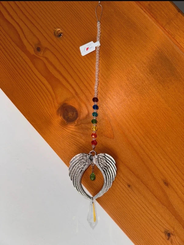 Attrape-soleil ailes d’ange et chakras en cristal – Suncatcher énergétique fait main