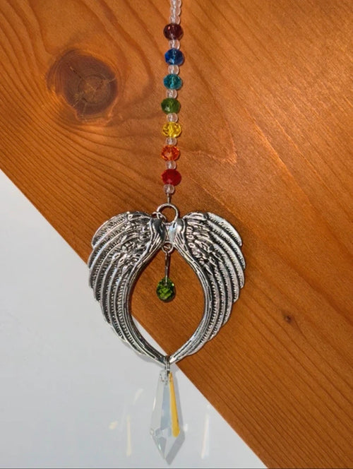 Attrape-soleil ailes d’ange et chakras en cristal – Suncatcher énergétique fait main