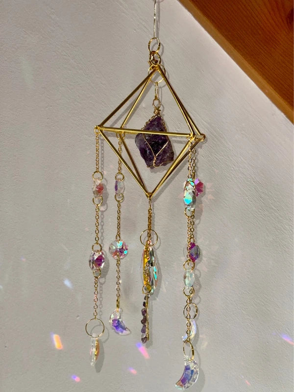 Attrape-soleil doré et améthyste en cristal – Suncatcher fait main élégance et sérénité spirituelle