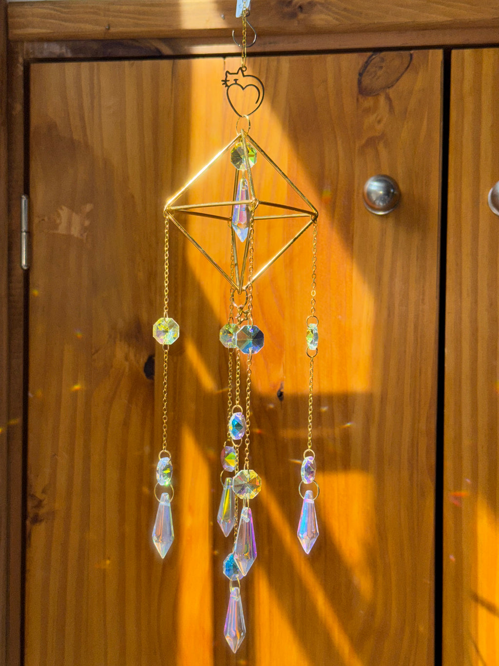 Attrape-soleil cage dorée et chat cœur – Suncatcher fait main décoration féerique