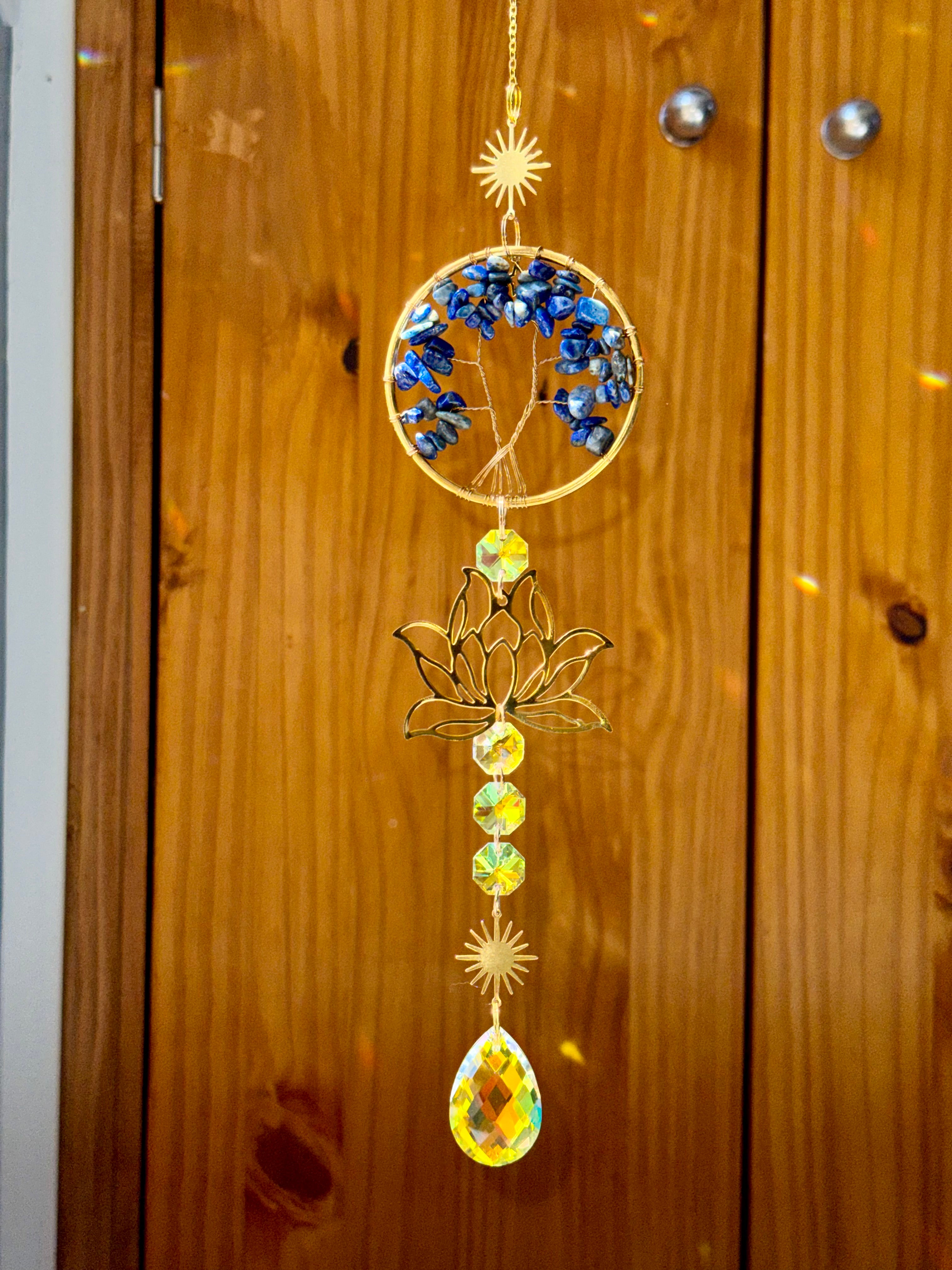 Attrape-soleil arbre de vie en lapis lazuli et fleur de lotus dorée – Suncatcher fait main décoration bien-être