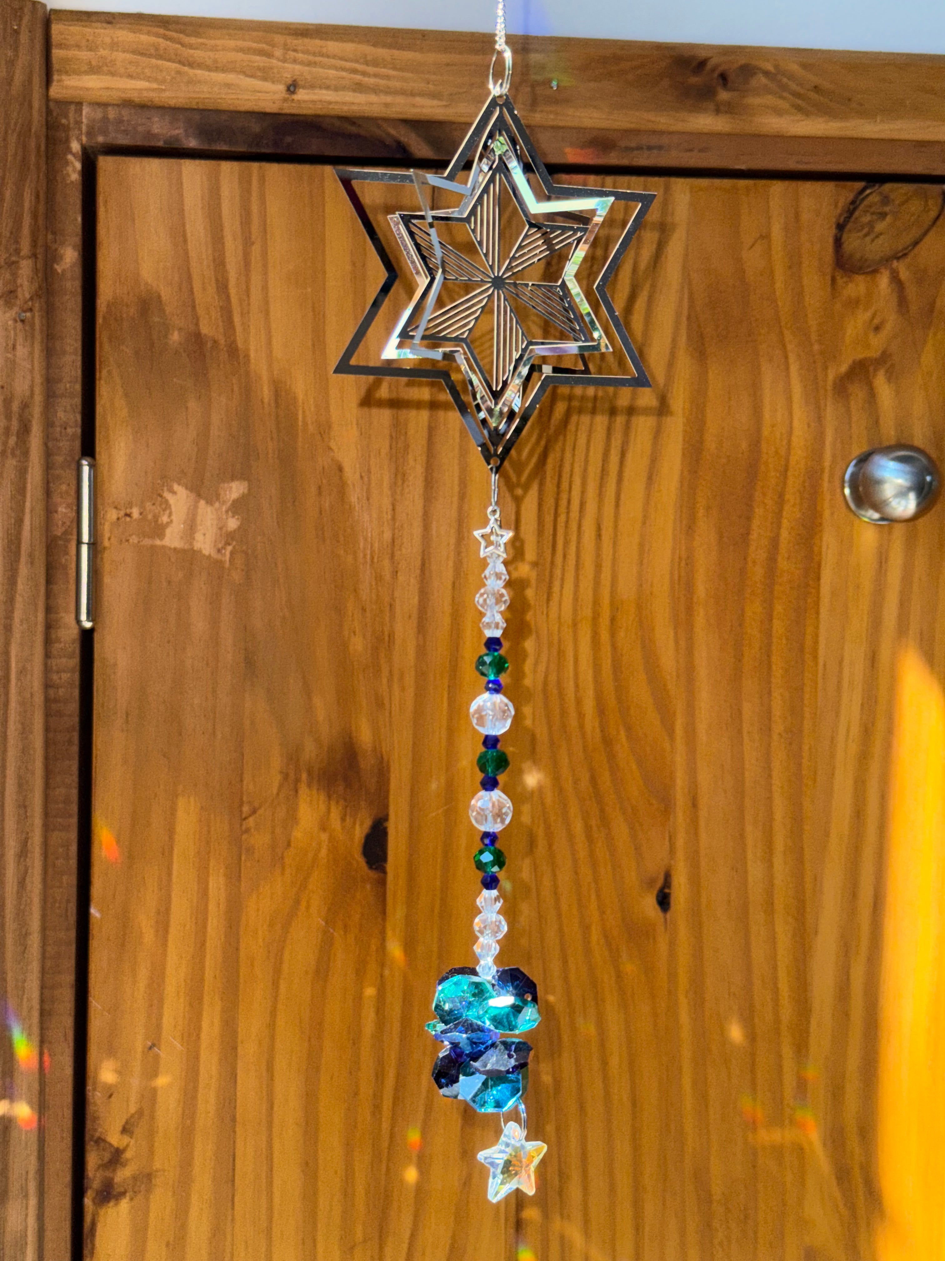 Attrape-soleil étoile argentée et pierres bleues et vertes – Suncatcher fait main décoration lumineuse