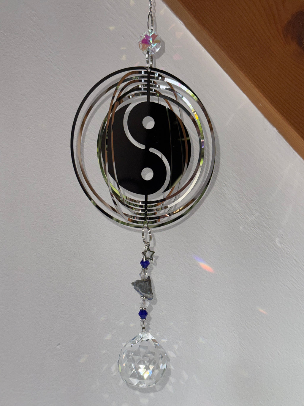 Attrape-soleil Yin Yang et lapis-lazuli en cristal – Suncatcher fait main équilibre et spiritualité
