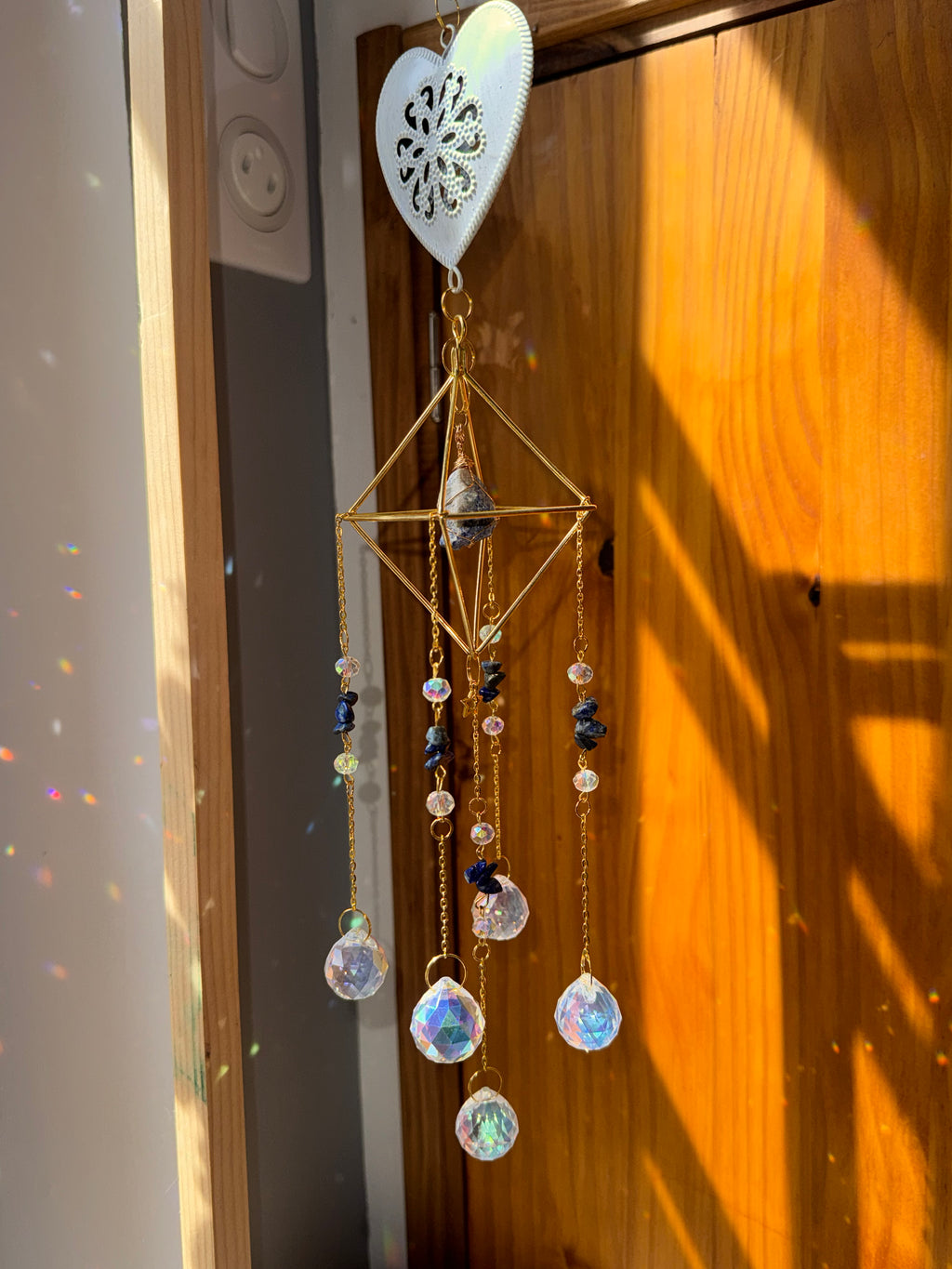 Attrape-soleil cage dorée, cœur blanc et pierres de lapis lazuli – Suncatcher fait main décoration bien-être