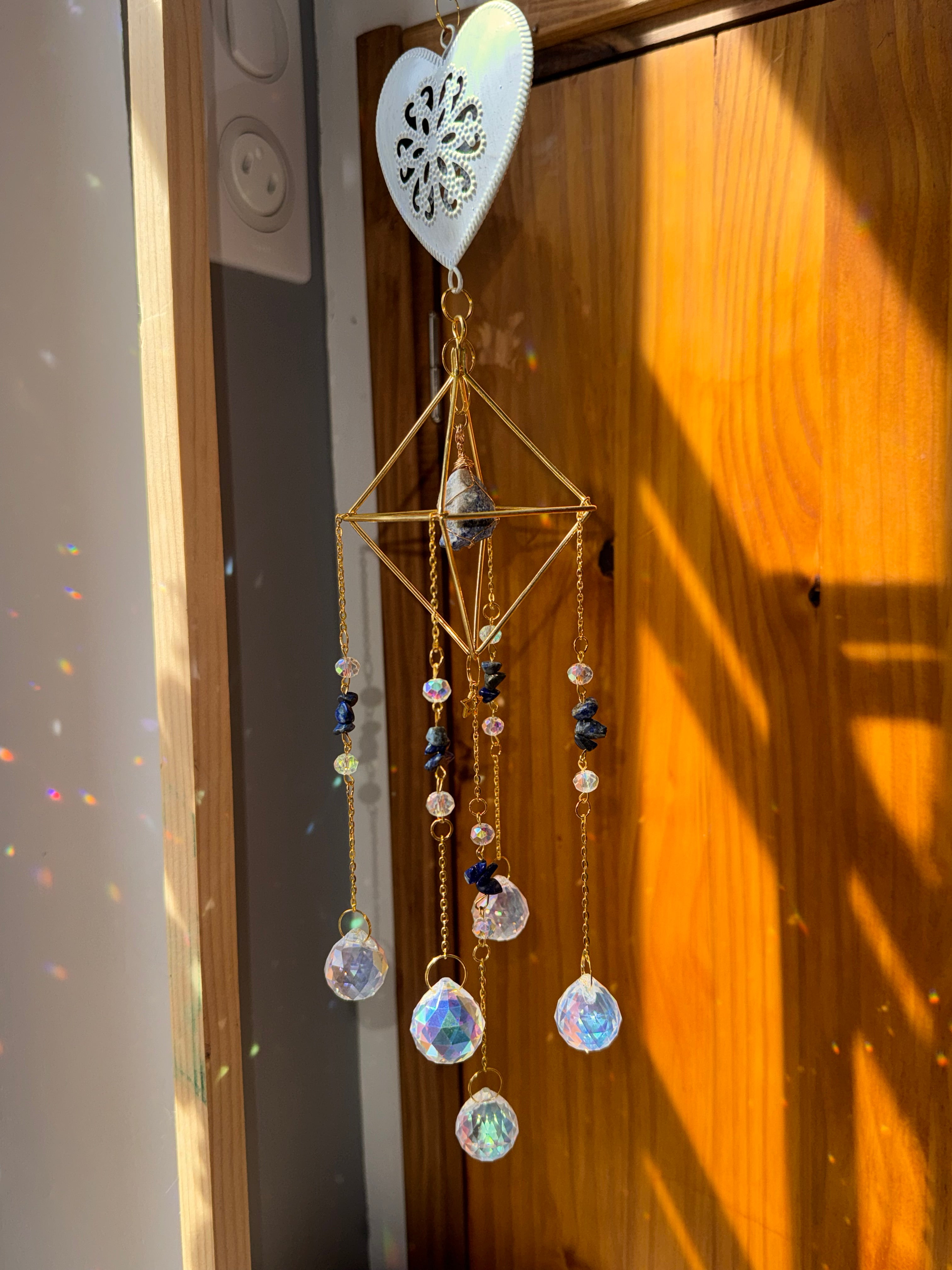Attrape-soleil cage dorée, cœur blanc et pierres de lapis lazuli – Suncatcher fait main décoration bien-être